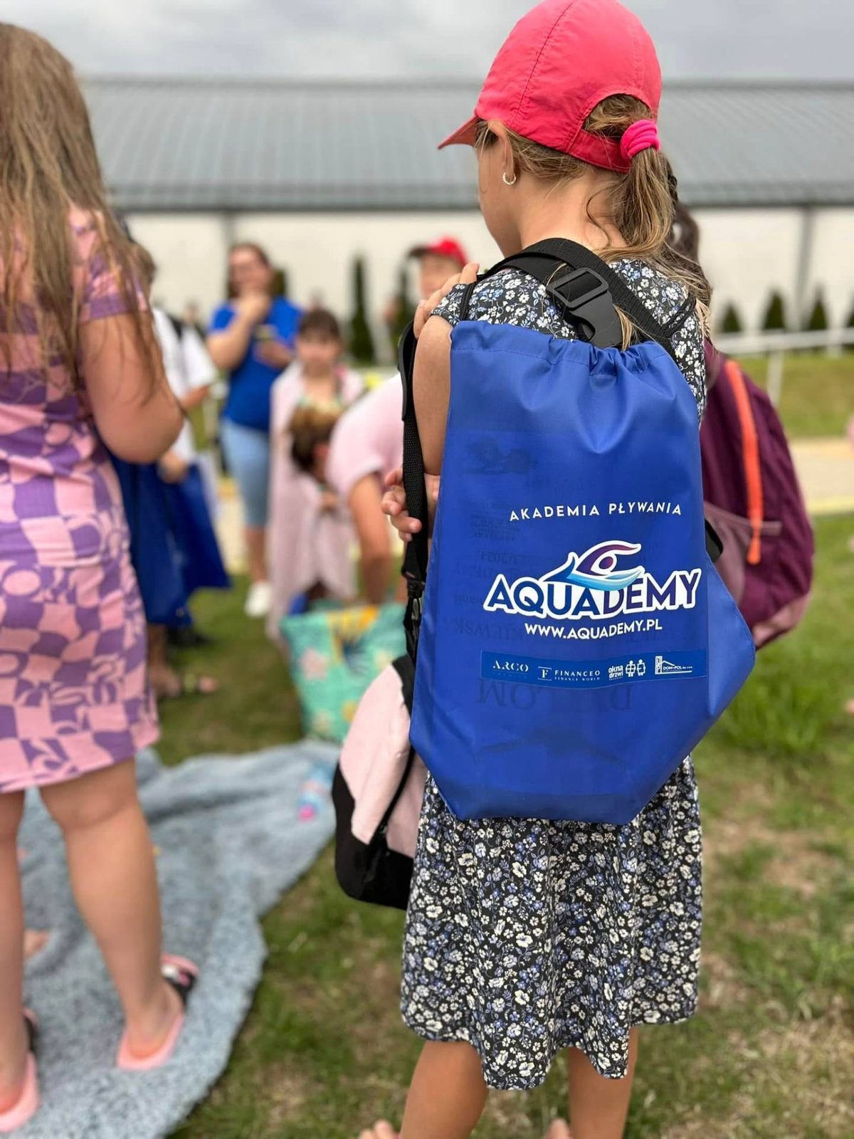 Dziewczynka z plecakiem Aquademy — akademia pływania w Lubinie