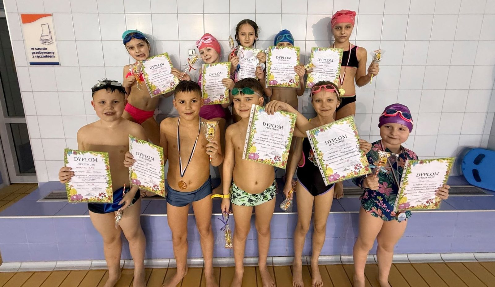 Dzieci z dyplomami zawodów pływackich Aquademy w Lubinie