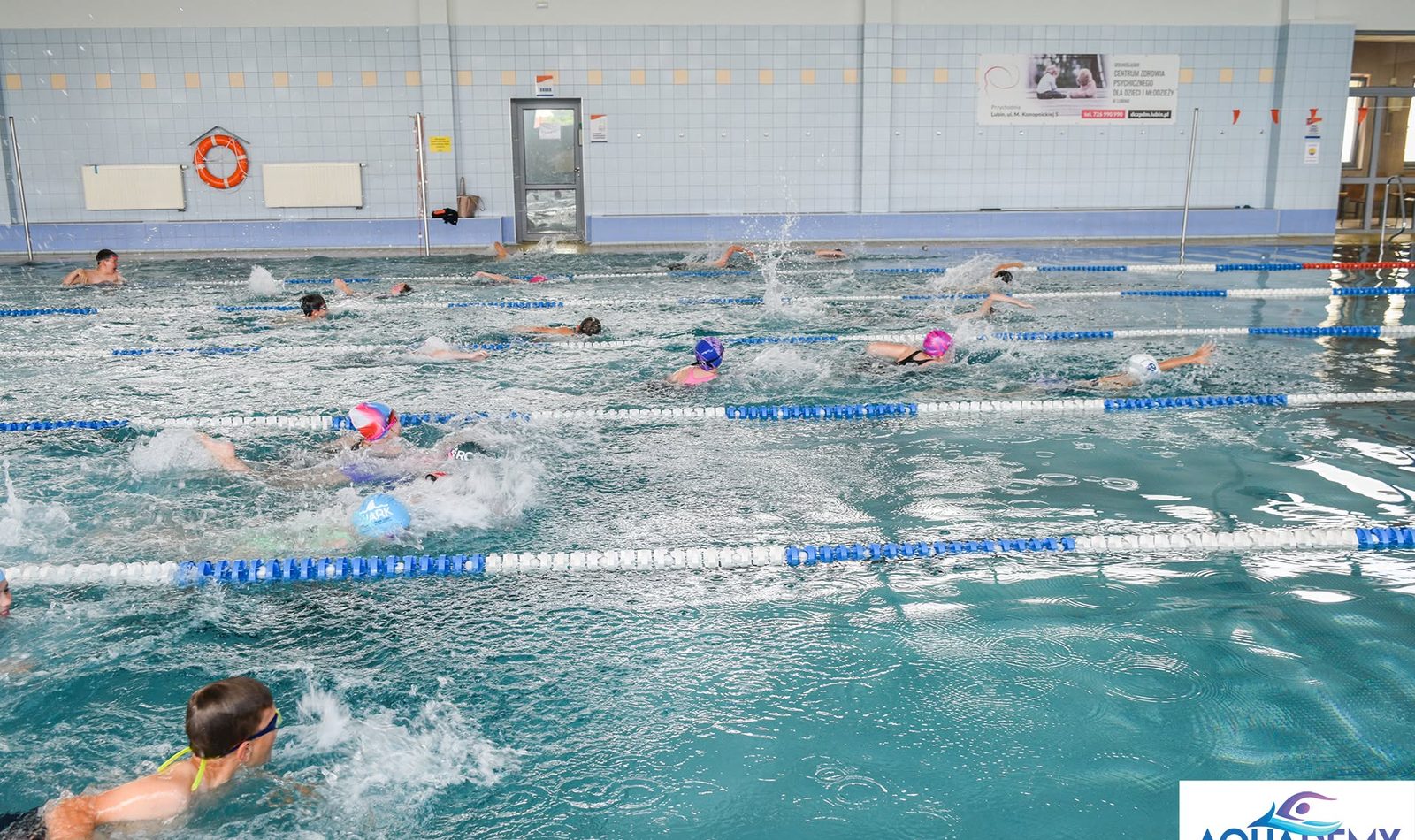Dzieci podczas treningu pływackiego na krytym basenie w Lubinie — Aquademy